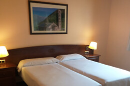 APARTAMENTOS SOLANA, HOTEL TAULL & ROMANIC