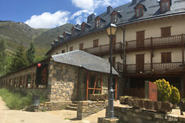 APARTAMENTOS SOLANA, HOTEL TAULL & ROMANIC